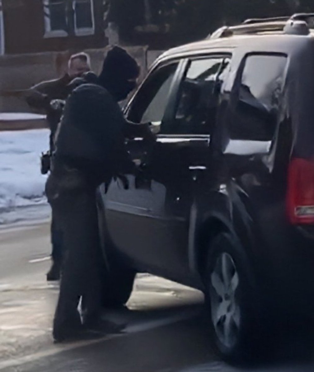 jayrosen008's tweet image. It looks like at the 10 second mark the Ice agent tried to reach in to unlock the door with his left hand and then open it with his right. At that point, she knew they wanted her to stop and get out. Instead she decided to drive forward towards the agent in front of her car.