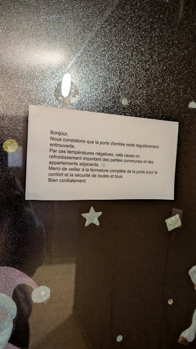 clemrysten's tweet image. c'est bon, j'en ai eu marre.
entre l'une des voisines qui laissait la porte grande ouverte pendant la période de forte canicule l'été dernier et d'autres voisins qui laissent la porte entrouverte sous -10°... 
dites-vous qu'il fait aussi froid à l'entrée du bâtiment que dehors 🙃