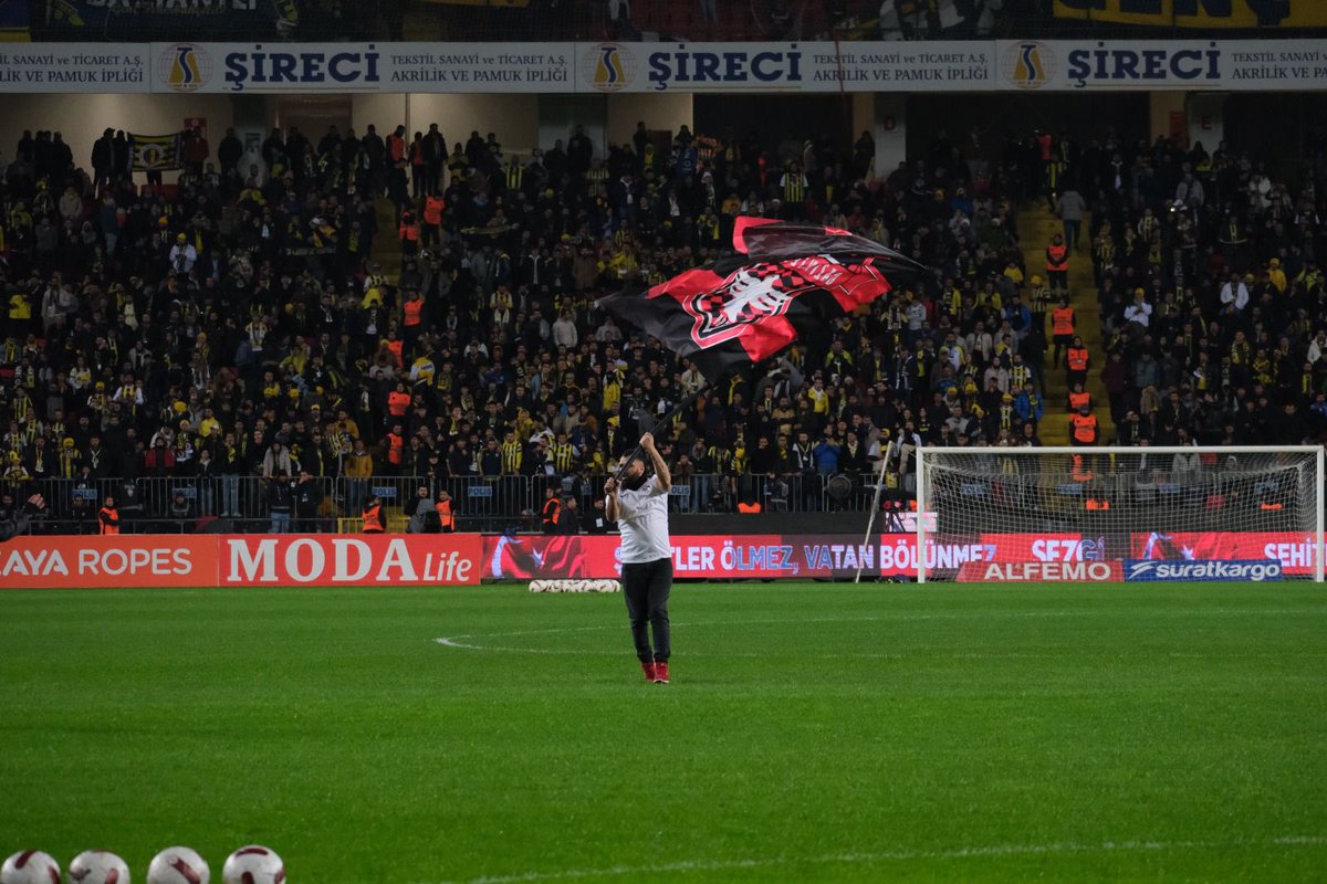 ForzAntepGrubu's tweet photo. VEFANIN, CEFANIN ADIDIR SİNYAL MAMED |

Taşıdığın sancakta, yürüdüğün yolda hiçbir koşul farketmeksizin kardeşlerin yanında!

İYİKİ DOĞDUN ABİLERİN ABİSİ!
@sinyalmamed1969 https://t.co/pISSukeGwq