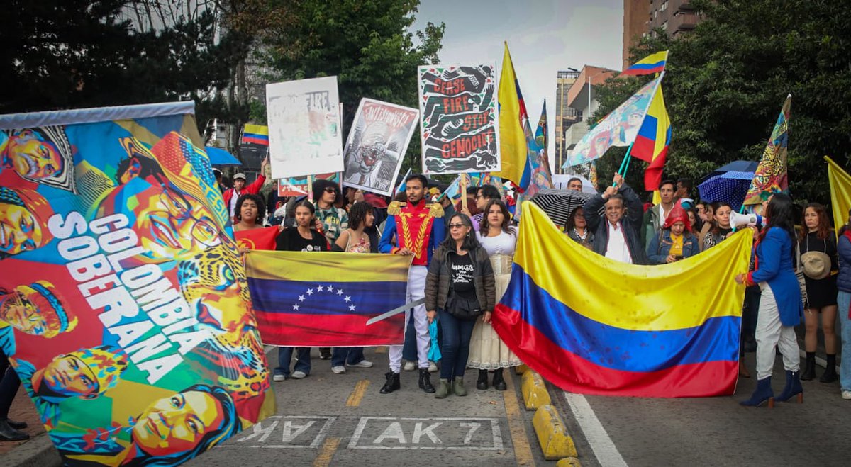 RenovacionCo's tweet photo. Equipo Paz del presidente @petrogustavo, @GloriaCuartas Directora de la @UAcuerdoPaz, @AlejamillerR Directora de @ARNColombia y @Rauldelgado58 Director de @RenovacionCo se movilizan a la Plaza Bolivar en Bogotá por la gran movilización de #ColombiaSoberana. https://t.co/92ajeVtD1b