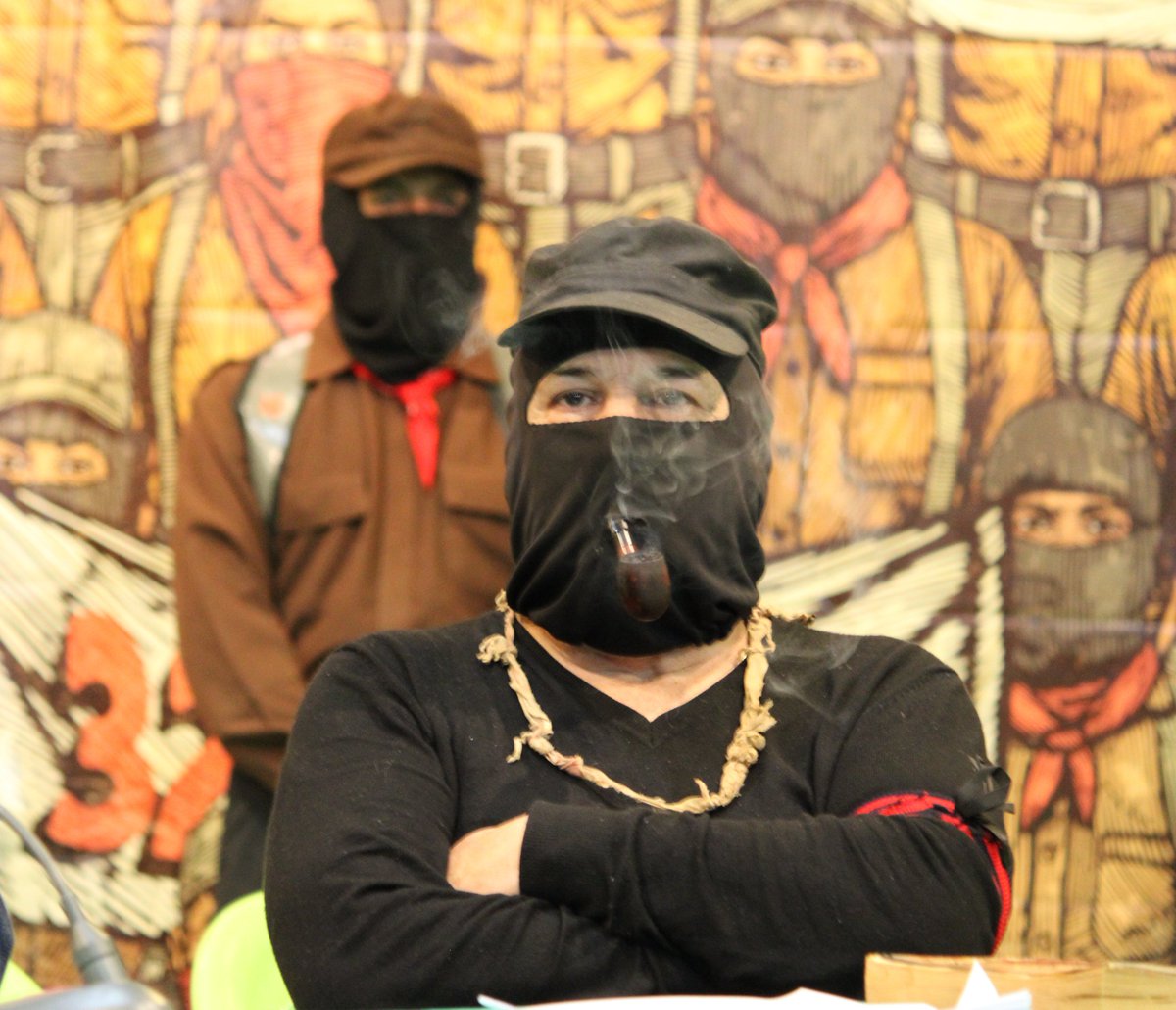 LA HISTORIA DE LA ESPADA, EL ÁRBOL, LA PIEDRA Y EL AGUA. 
#EZLN, 1995. 

«Nuestros más grandes abuelos tuvieron que enfrentar al extranjero que vino a conquistar estas tierras. Vino el extranjero a ponernos otro modo, otra palabra, otra creencia...

facebook.com/share/p/1Ntfff…