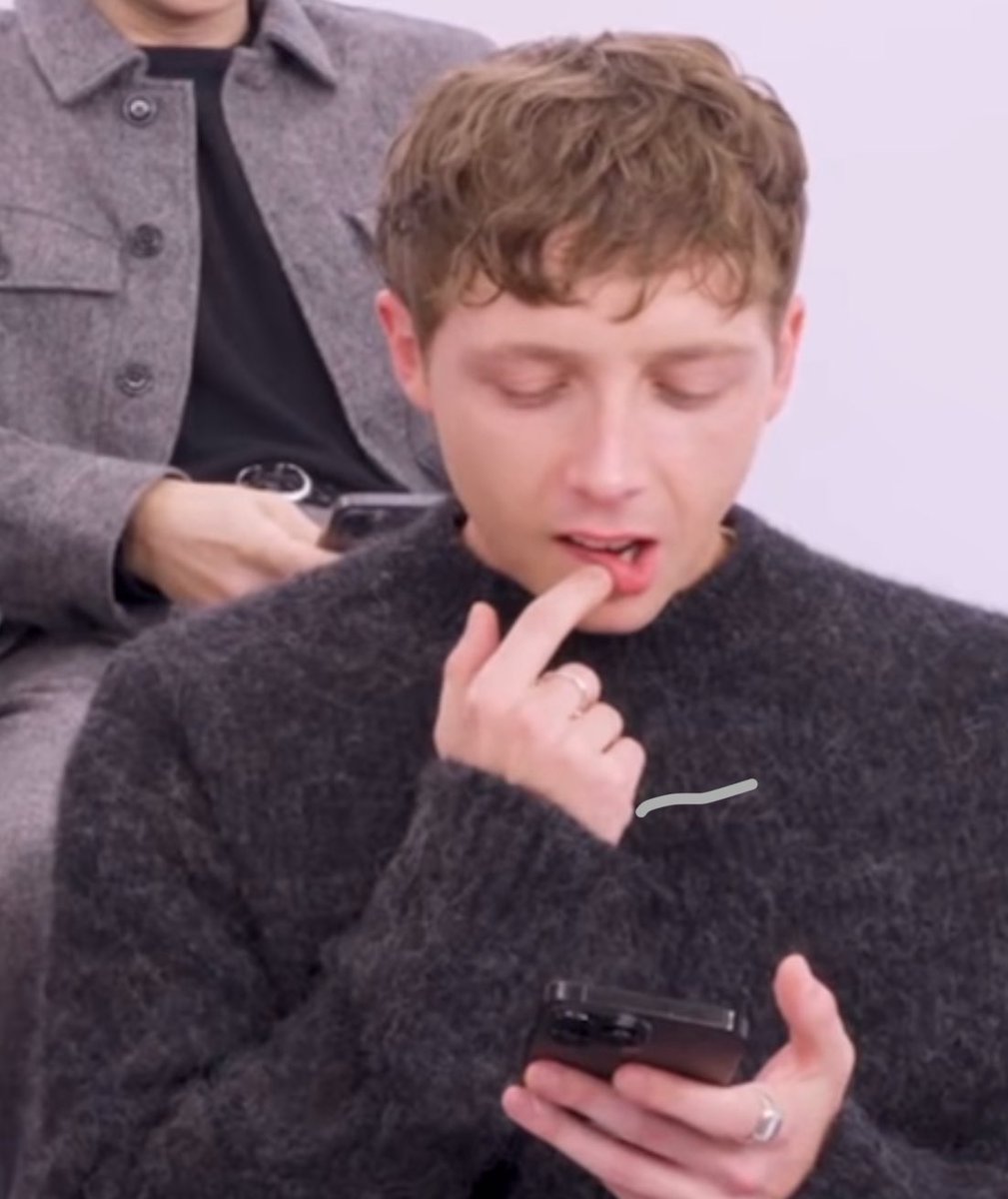 letmethrowup's tweet image. i am so charmed by him and his emotional support finger