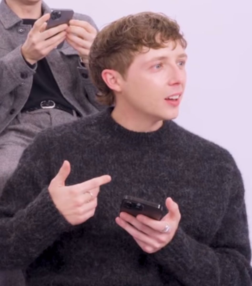 letmethrowup's tweet image. i am so charmed by him and his emotional support finger