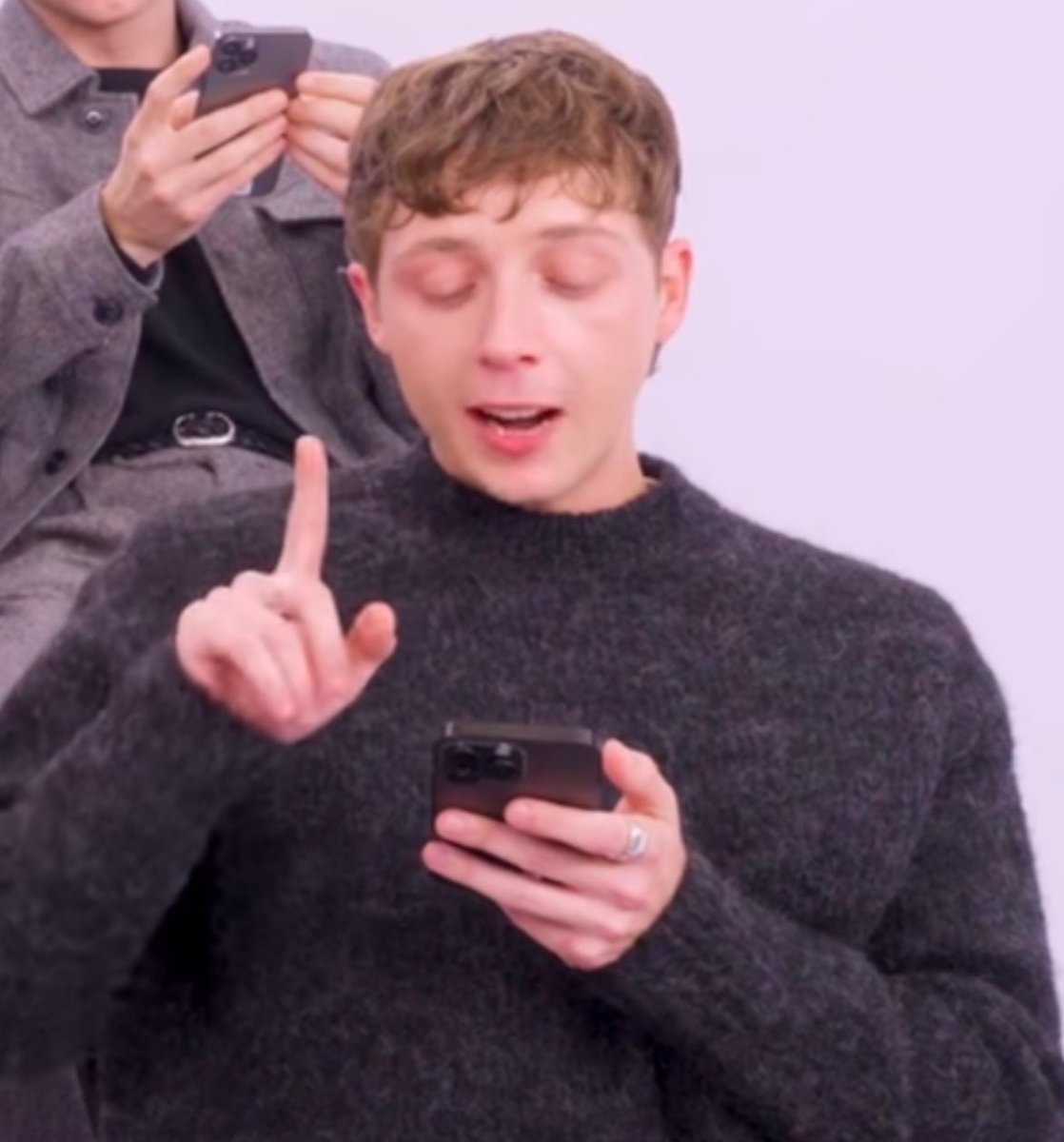 letmethrowup's tweet image. i am so charmed by him and his emotional support finger