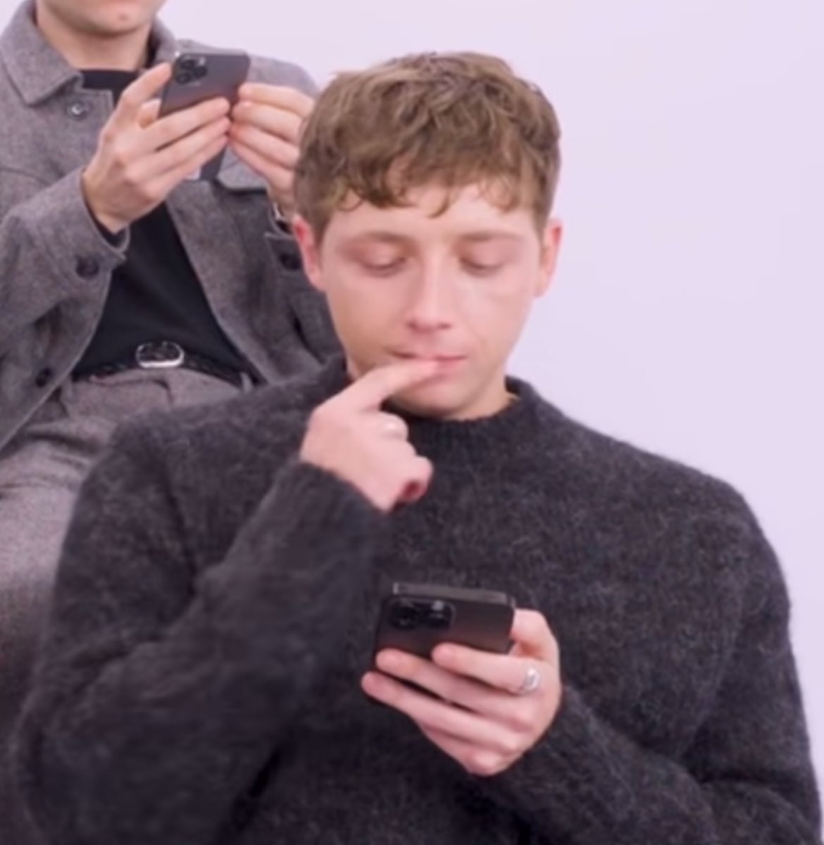 letmethrowup's tweet image. i am so charmed by him and his emotional support finger