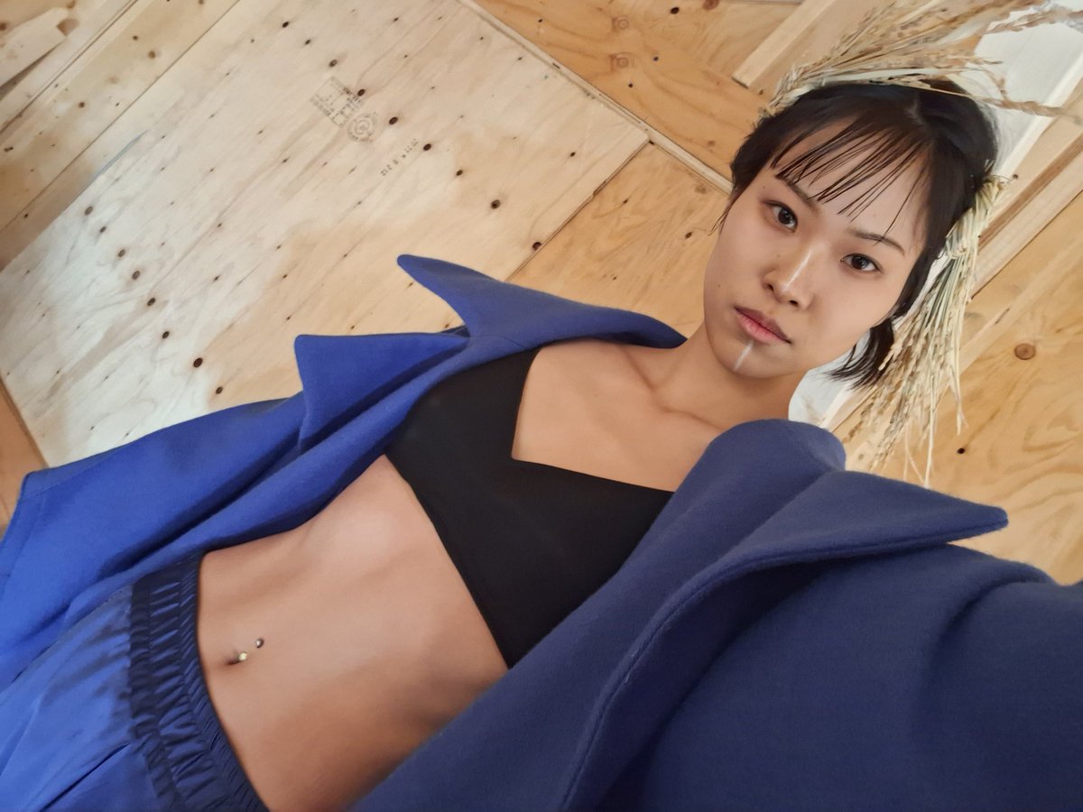 Miran_da7's tweet photo. 【SHOW THE KOROMOS 2025】
Brand : KOROMOS
⁡⁡【Look 1】
⁡鮮やかなブルーのアウター。⁡
⁡ヘッドセットの【稲】はデザイナーさんの人生を共に歩んでいる象徴です。⁡
⁡⁡とても美しいテーマで作品は勿論、音楽、表現にこだわった素晴らしいショーでした！⁡
⁡ありがとうございます！
⁡ https://t.co/qe7YPASHyX