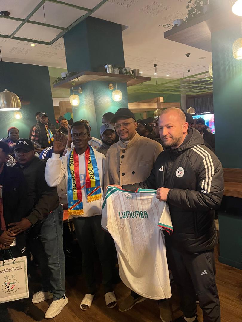 🚨CAN 2025: La Fédération algérienne de football rend hommage à Michel Nkuka alias Lumumba Vea. En présence du Ministre  des sports, Didier Budimbu, le directeur de communication et porte parole de la FAF, Saïd Fellak, a remis un maillot floqué Lumumba à Michel Nkuka, pour