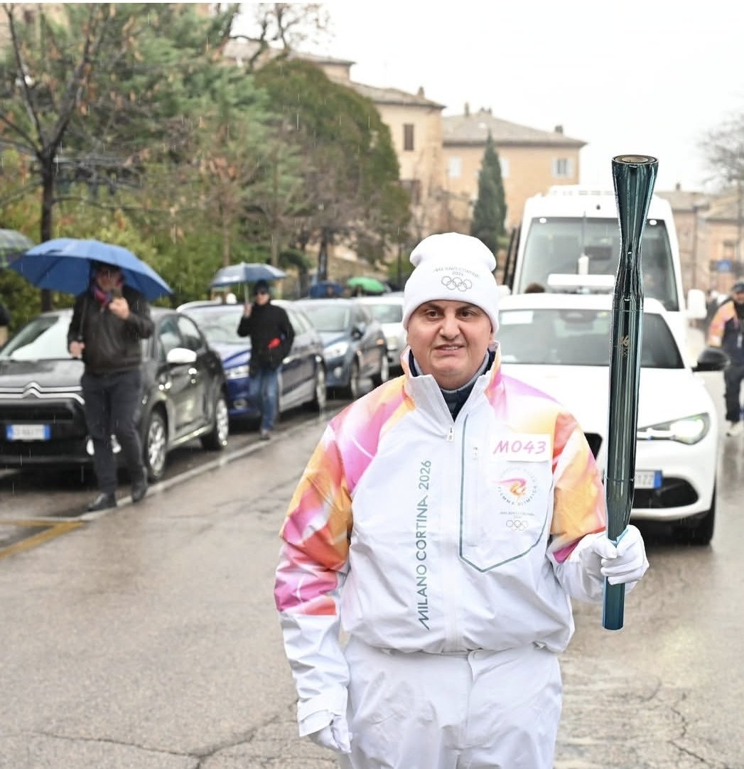 L'Uomo Gatto tedoforo di Milano-Cortina da brividi.