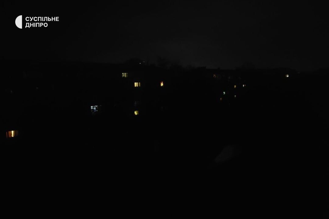 🚨 A Russian attack knocked out power across much of Dnipro and the surrounding region, with no estimate for when electricity will be restored.

Local authorities report water outages, a stopped Dnipro metro with passengers evacuated, and emergency power limits in neighboring