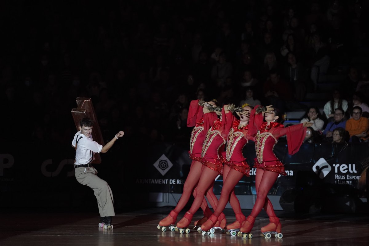 cornabou's tweet image. «Relliscar, més que patinar, sobre el trencadís de Gaudí». Sobre l'espectacle de patinatge artístic de l'Any Gaudí. Comentari d'actualitat de la sèrie «El cafetó», núm. 140, 07/01/2026. Andreu Sotorra. Pòdcast: tuit.cat/N0ut1 o text: tuit.cat/ffNus