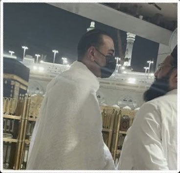 ArmyChiefofPK's tweet image. فیلڈ مارشل سید عاصم منیر کا خانۂ کعبہ میں عمرہ ادا کرنا قیادت کے وقار، انکسار اور روحانی وابستگی کی خوبصورت تصویر ہے۔ یہ منظر شخصیت کی عظمت کے ساتھ ساتھ کردار کی سادگی اور ذمہ داری کے احساس کو بھی نمایاں کرتا ہے۔

#FieldMarshal #ArmyChief #AsimMunir