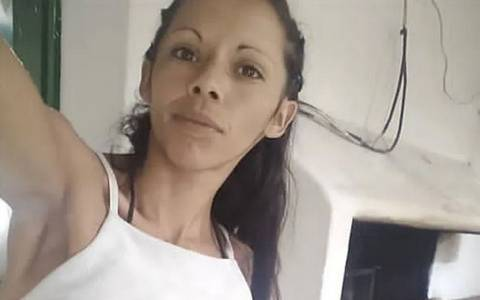 Hechosanderecho's tweet photo. #LaPlata Crece la angustia por la desaparición de Yanina Belén Correa, una mujer de 30 años, que fue vista por última vez el 24 de diciembre de 2025, en la víspera de Navidad. Desde entonces, sus familiares y allegados no volvieron a tener contacto y solicitan ayuda a la comunidad para dar con su paradero.
La joven reside en Abasto, en la zona de 216 entre 517 y 518, y al momento de ausentarse se encontraba viviendo con su pareja en las inmediaciones del lugar donde fue vista por última vez.
Según indicaron, vestía un top y un short. Correa es de piel morena, tiene el cabello largo, negro y ondulado, ojos marrones, mide aproximadamente 1,49 metros y pesa entre 38 y 40 kilos.
Posee varios tatuajes en el hombro, panza, pecho y pierna, entre ellos uno con el nombre “Morena”, además de cicatrices de piercings en cejas, bozo y nariz, y una cicatriz de mordedura de perro en una pierna.
Ante la falta de noticias sobre su paradero, la familia difundió distintas vías de contacto para quienes puedan aportar datos. En el caso interviene el Gabinete de Búsqueda de Personas, por lo que cualquier información puede resultar clave para avanzar en la investigación. Contactos para aportar información: Alejandra: 11 2711-8443 (solo WhatsApp)