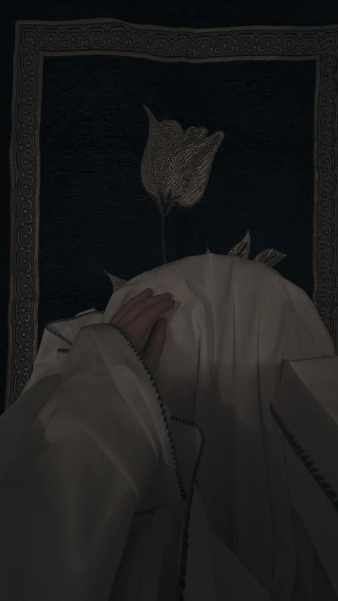 Sıkıntının ağır geldiği diline bile söylüyemediğin,namaz bitişinde öylece oturup ağlamanın,kalbinle anlatmanın verdiği  yorgunluk.🌒🌷