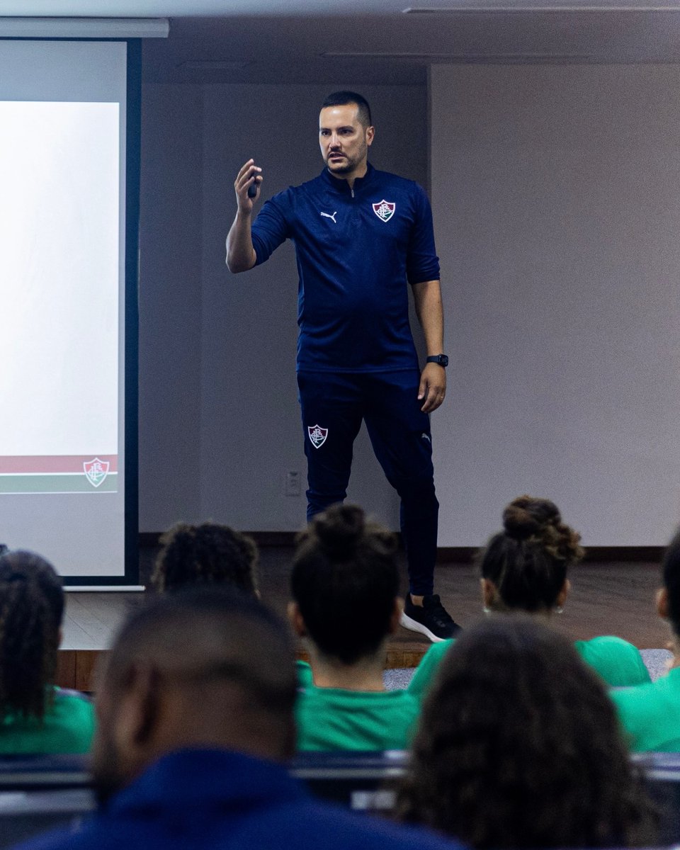 Dia de reapresentação para a nova temporada!

Que seja um ano de muitas vitórias, #GuerreirasDoFluzão! 🇭🇺🇭🇺

📸: Marina Garcia/FFC