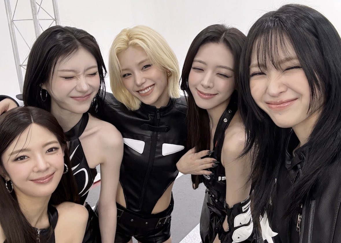 this being the cutest itzy pic to ever exist