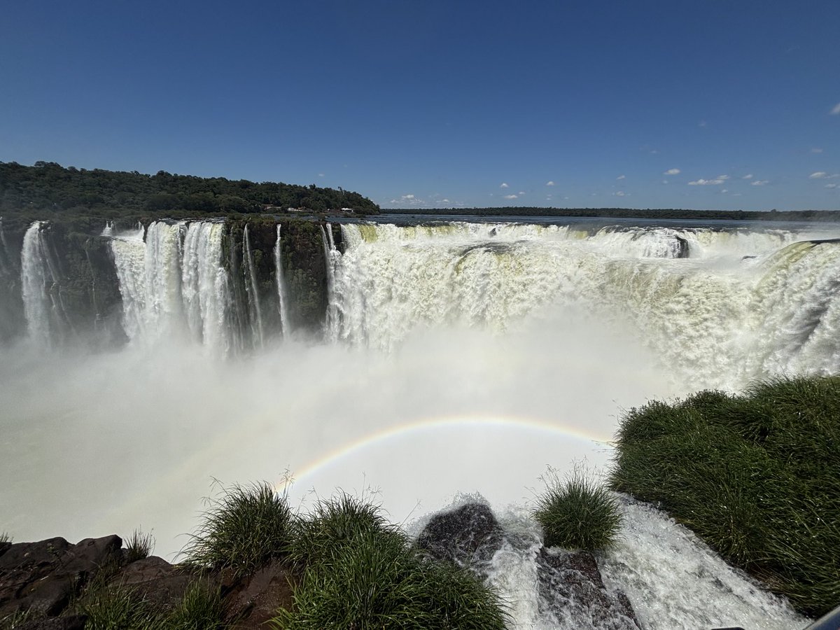 JanneSeilo's tweet photo. Ei ihan maailman suurimmat putoukset, mutta upeat kuitenkin. Pääsee ihailemaan eri näkökulmista Argentiinan ja Brasilian puolelta rajajokea. Bondiakin on täällä joskus kuvattu.#iguazufalls https://t.co/PuX5ewUbUG
