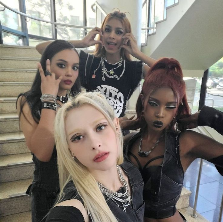 WaifuOnline's tweet image. The worst part of all this is kpop stans giving engagement to edited and fabricated shit from a saesang fan who has been harassing and cyberstalking DR and the group for like a decade with a pattern of targeting the black members but claiming to care about racism or 'hypocrisy'