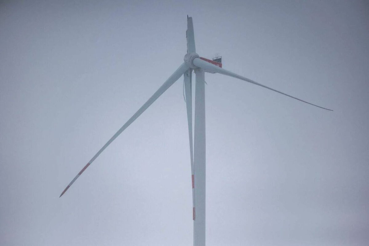 Miss_Royal73's tweet image. Die windturbines blijven je verrassen... 😎👇🏻

Een Duitse snelweg vlak over de Limburgse grens is afgesloten omdat een stuk van een #windturbine-wiek dreigt te vallen. 

limburger.nl/buitenland/dui…