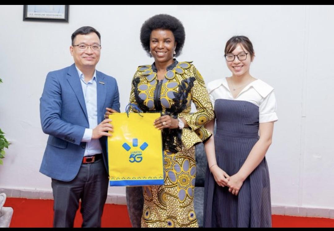 🤝 Partenariat au service des communautés

La Première Dame du Burundi <a href="/Burundi1stLady/">Angeline Ndayishimiye Ndayubaha</a> a reçu en audience, ce 07.01.2026, une délégation de la compagnie de téléphonie mobile @LumitelBurundi.
 Les échanges ont porté sur l’état d’avancement du projet de forage en cours, mené en