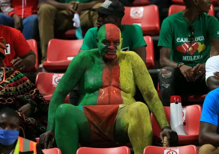 Ivoirowsky's tweet photo. #Ngando le supporter camerounais qui est resté à la CAN a Abidjan faute de transport n'est t'il pas arrivé au Maroc cette année ? 🤔 #CMR 🇨🇲 https://t.co/XewxOsWT7r