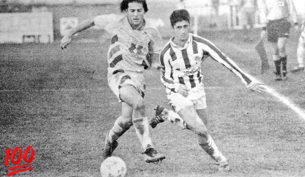 ☑️ Hoy hace 30 años (7 de Enero de 1996):

Javi Pineda recorriendo la banda de los Campos del Malecón, marcado por un jugador del CD Bezana.

La RS Gimnástica perdía el partido (0-2) y el liderato de Tercera División