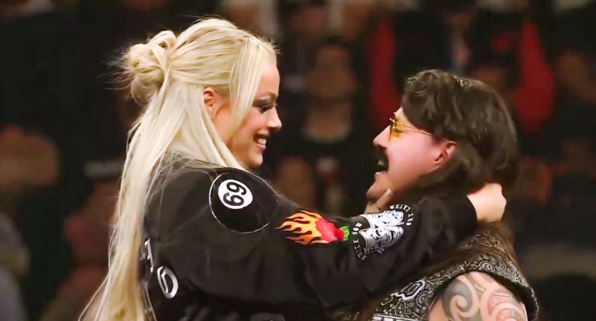 maddiemania_'s tweet image. The eyes, chico…

🤍🖤