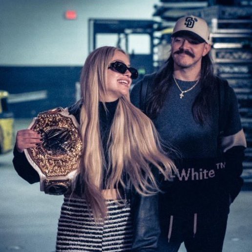 maddiemania_'s tweet image. The eyes, chico…

🤍🖤