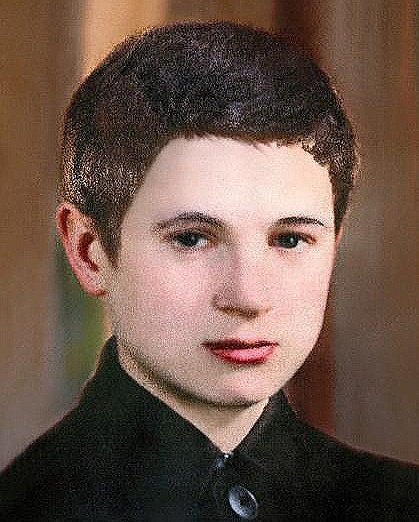 Jako 18-letni chłopak samodzielnie
zorganizował i przeprowadził
brawurową akcję uwolnienia
6 żołnierzy AK z katowni UB.
Strażnikom odebrał broń
i zamknął ich w celi.
Okrutnie bity, torturowany do krwi
i zamordowany strzałem w tył głowy
przez czerwone bestie.
Nikogo nie wydał,