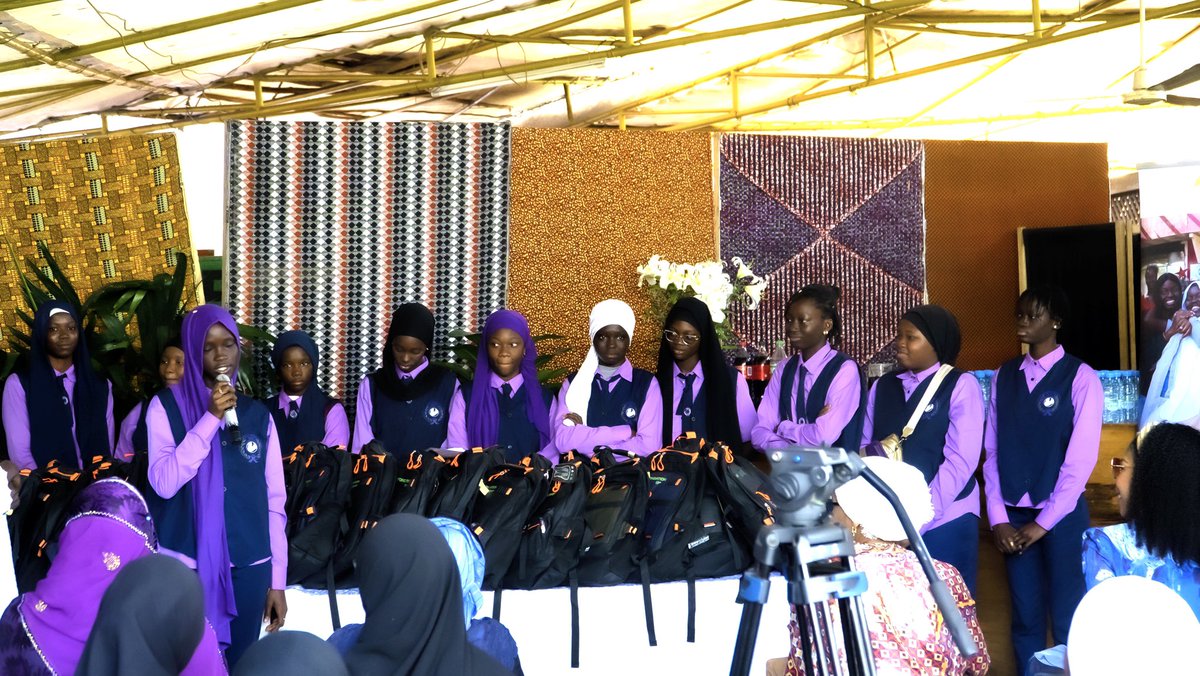 shinetolead_'s tweet photo. ✨ Retour en images ✨
Le 27 décembre à l’Institut Français de Dakar, Shine to Lead a remis des kits scolaires à 50 jeunes filles, avec le soutien de la Fondation OCP (@OCPGroup ), pour promouvoir l’éducation et le leadership féminin.
#ShineToLead #ÉducationDesFilles https://t.co/9fkwAgy2or