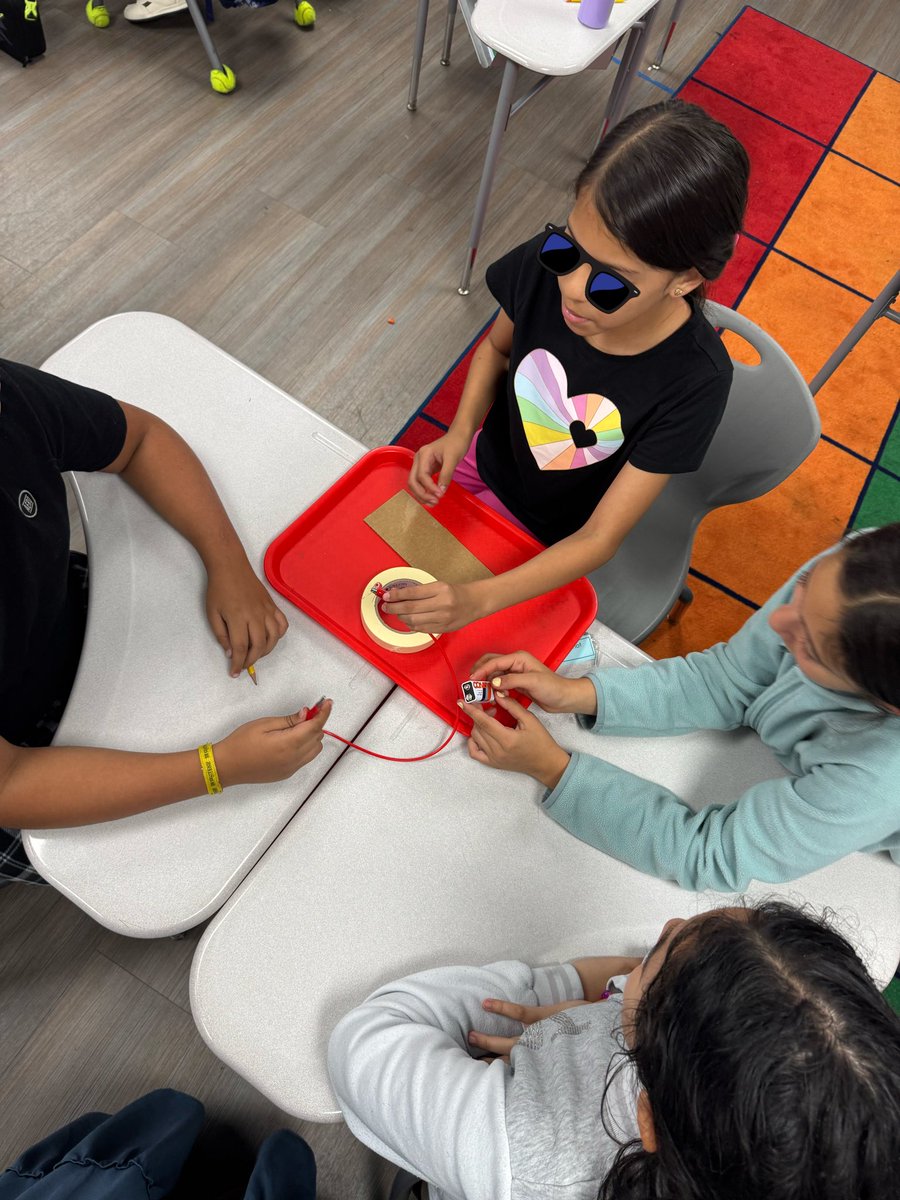 Eva Perales tweet media