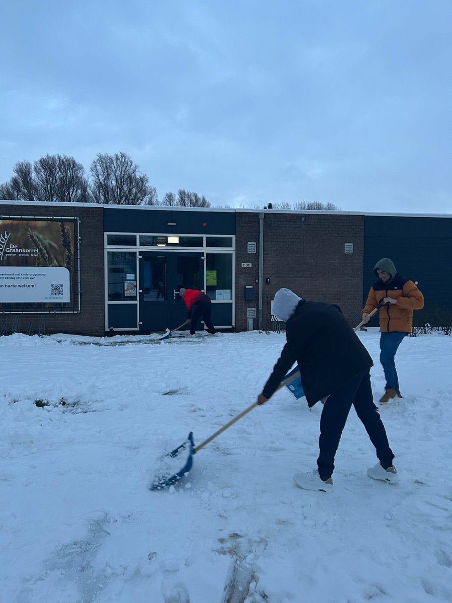 AmstelveenAMJO's tweet photo. Vandaag hebben we de stoepen schoongemaakt bij 10–12 woningen van ouderen in Heemstede, en daarnaast de volledige entree en fietsenstalling van een basisschool in Hoofddorp. Samen zorgen we voor elkaar. https://t.co/RezpYTdtPB