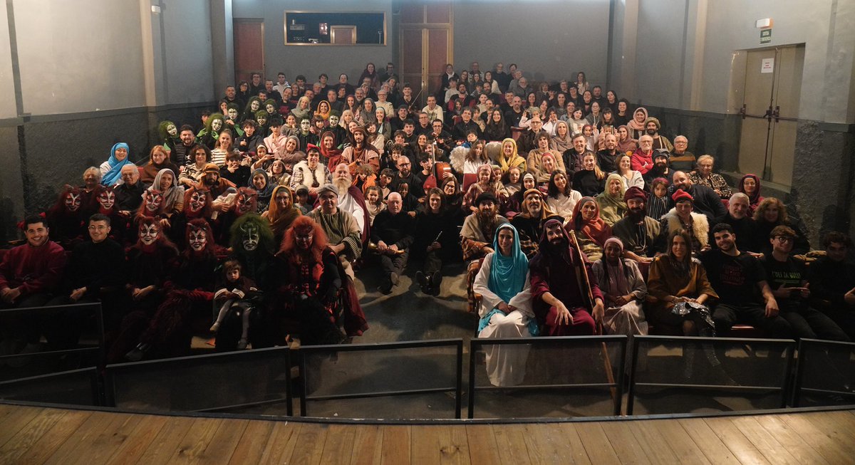 Tothom hi era! 🌿 Hem acabat la temporada de Pastorets i n’estem ben joiosos i contents! 🥹 7 representacions, més de 300 participants i 1.155 espectadors 🙌🏽

Gràcies a tots els que ho heu fet possible i als que ho heu volgut gaudir amb nosaltres! ✨

#PastoretsSúria