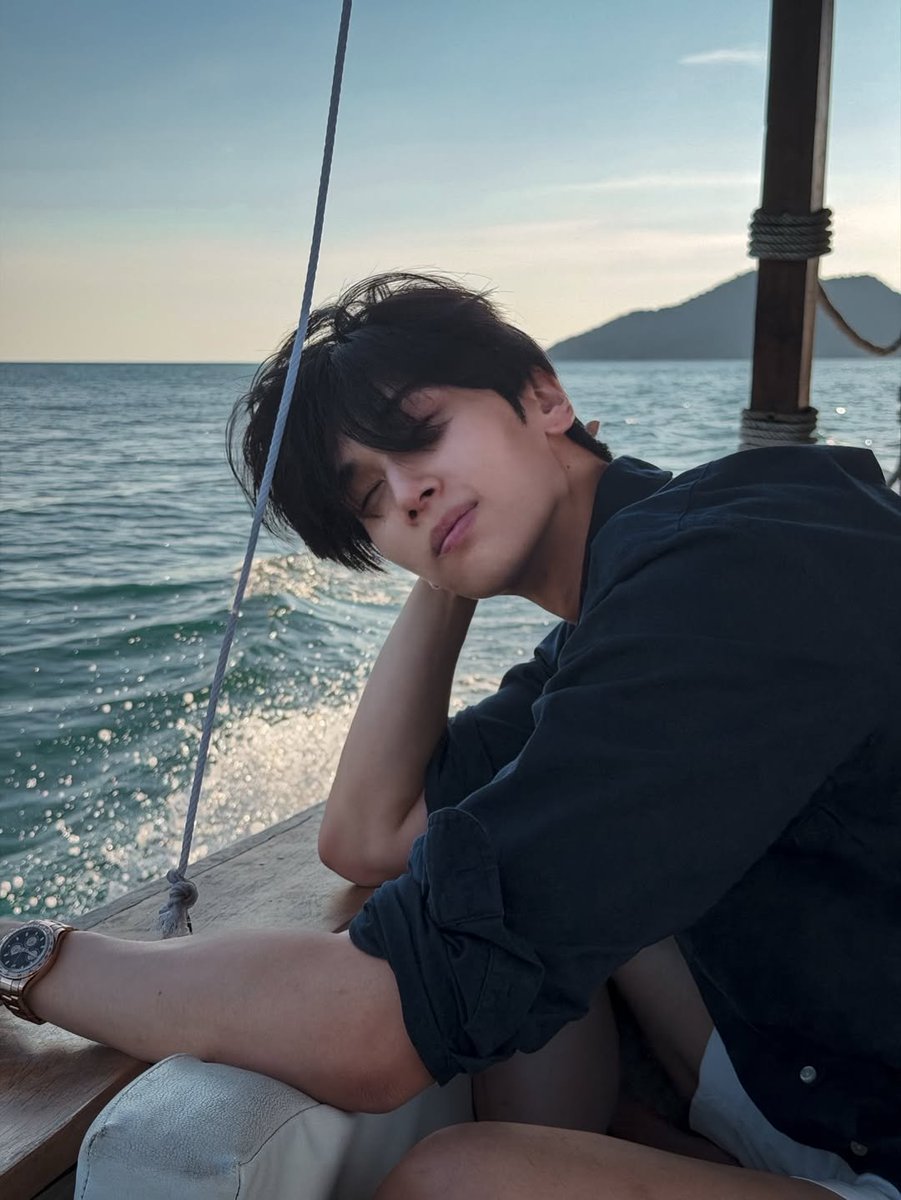 jdinmotion's tweet image. #dunknatachai 

The place is incredible, he's so elegant but I'm distracted with the fluffy hair,so cute 🌊🛥️