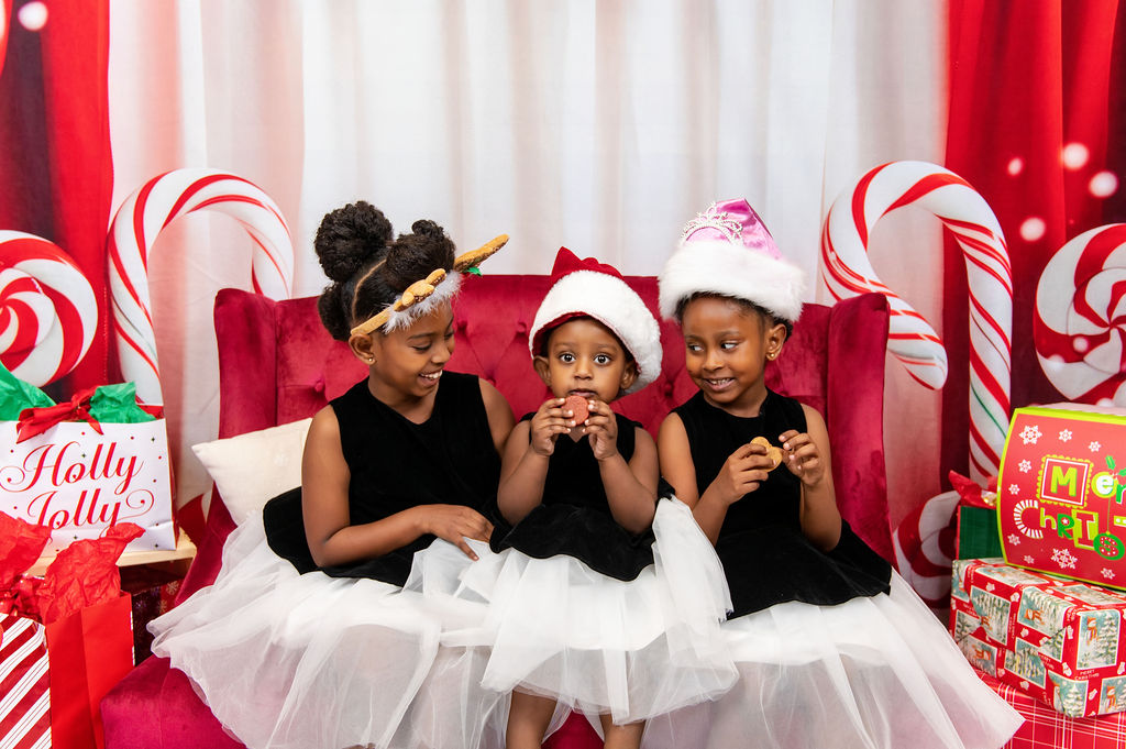 PhotogsLasVegas's tweet photo. “Capturing the magic of the season, one beautiful family at a time" #FamilyPhotos #HolidayPhotos

Tis the season to make family holiday memories! Book with us today. https://t.co/Mo4p0rbdgQ https://t.co/MjfUIHW4U4