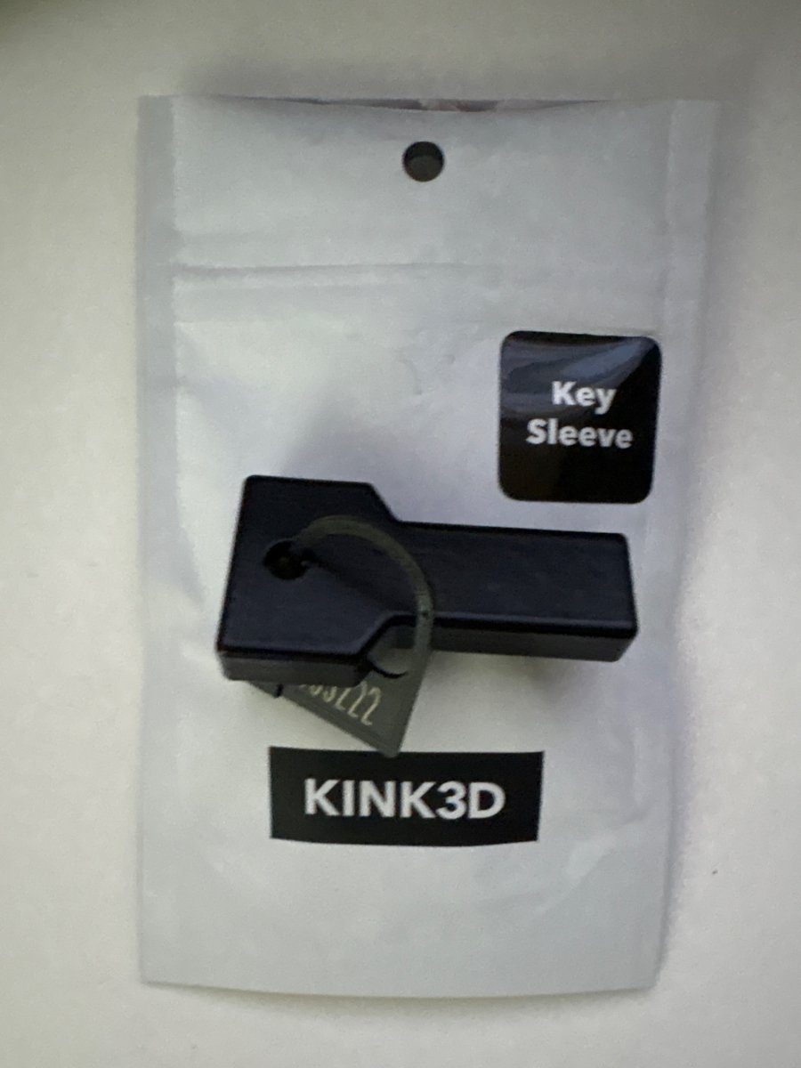 Got an emergency key back for the cage 🥵 thanks <a href="/Master_Karim_/">Master Karim 🇳🇱 🇲🇦</a>  thanks <a href="/KINK3Ddesigns/">KINK3D</a> 
Guess won’t lose this key that easily. or use it that easily 😓

#chasity #TPE