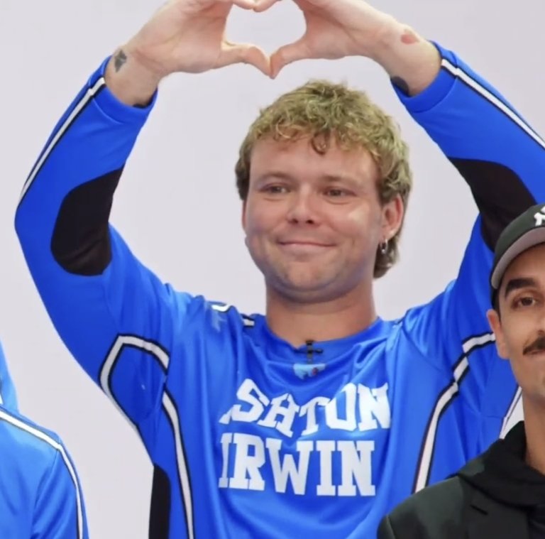 SUPERBLOOMCASH's tweet photo. i love ashton irwin bad https://t.co/AAS39j9kO9
