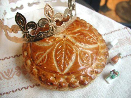 Thursday January 8th 2026 / 7pm (until 8:30pm), it's our «Fête des Rois» Potluck Dinner 🥧🍽️
If your last name starts from A > H, please bring a savory main dish.
From I > Z, bring a small size «galette des rois».
&amp; share a drink (🚫 CIDER).
ℹ️ €10 donation if you bring nothing.