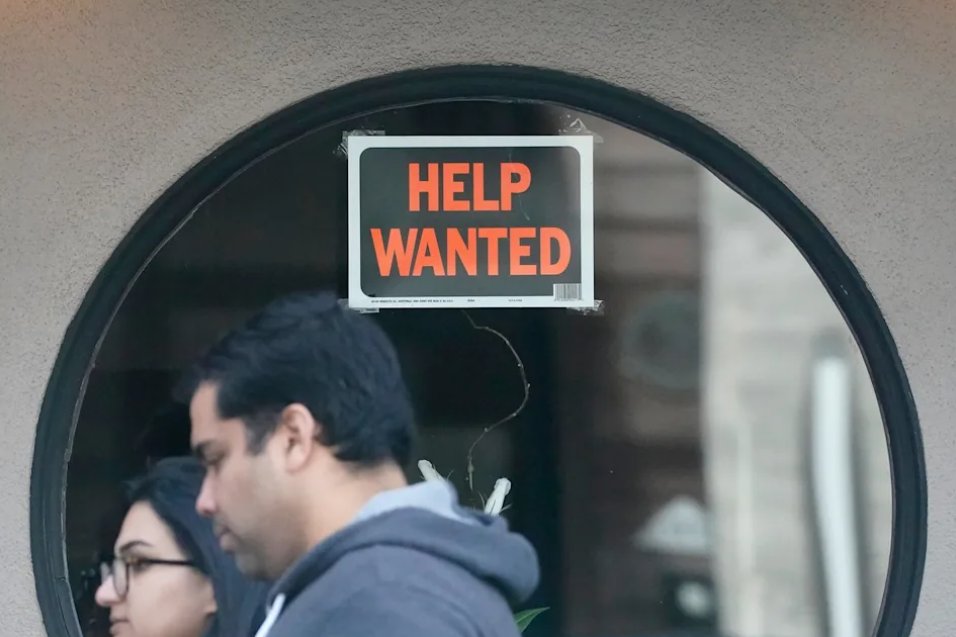 StanWongWealth's tweet image. U.S. employers posted far fewer jobs in November than the previous month, a sign that employers aren’t yet ramping up hiring even as growth has picked up.

ow.ly/4SGB50XT2h5 #JobMarket #USJobs #JobGrowth #LabourMarket