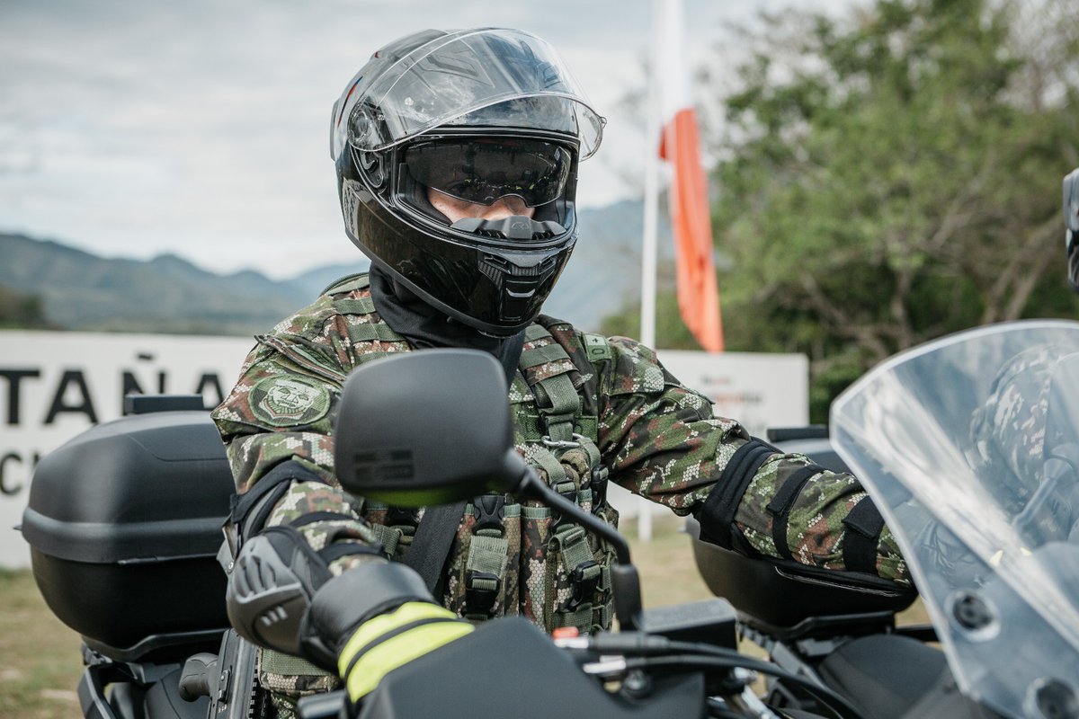 Las unidades motorizadas de la #NovenaBrigada refuerzan el control y la seguridad en las principales vías del #Huila, con presencia permanente, apoyo a la población y respuesta oportuna ante cualquier amenaza.
 #ViajeSeguro