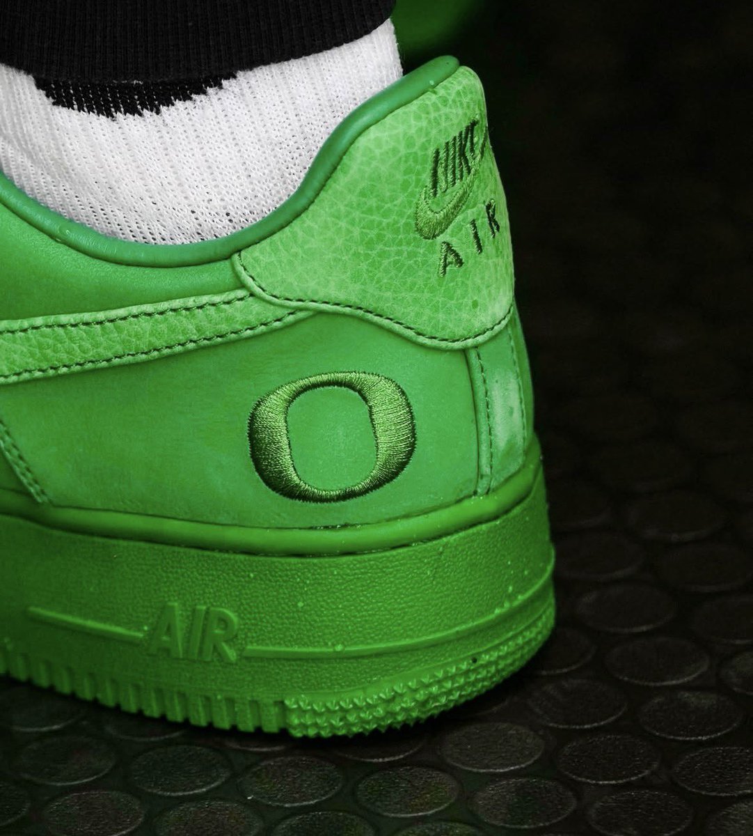 UNISWAG's tweet image. The @CFAPeachBowl travel kicks for @oregonfootball 

#uniswag