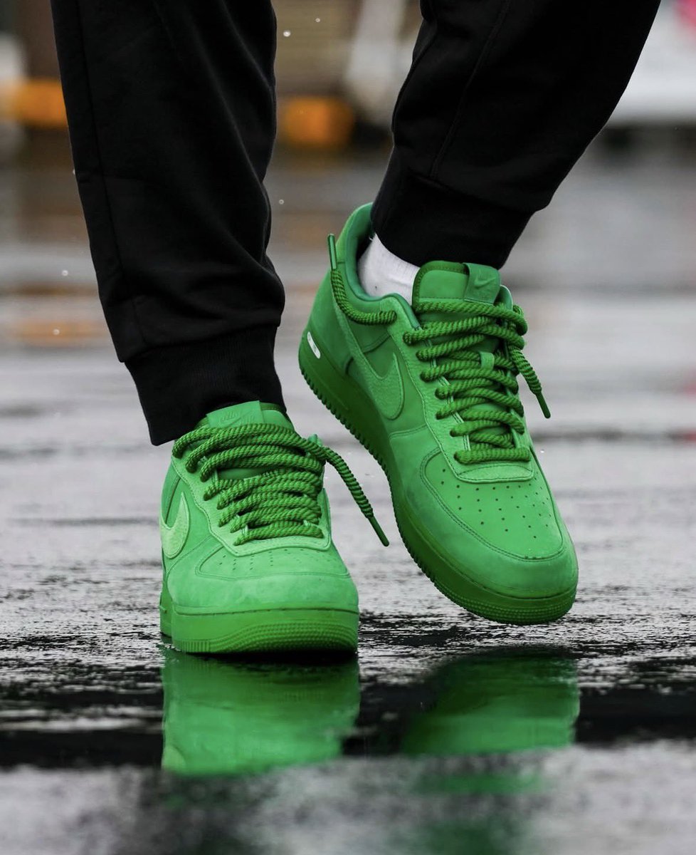 UNISWAG's tweet image. The @CFAPeachBowl travel kicks for @oregonfootball 

#uniswag