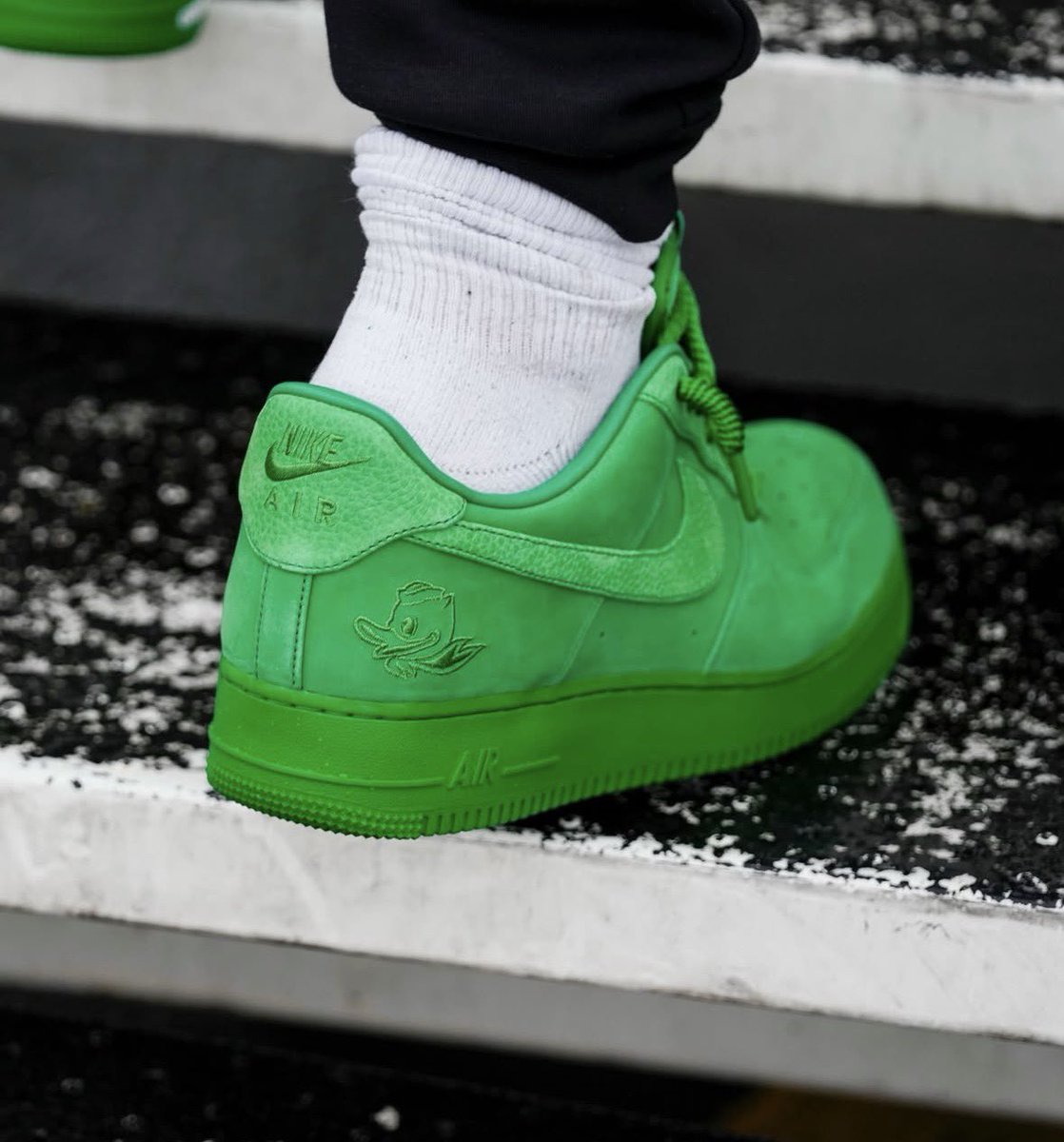 UNISWAG's tweet image. The @CFAPeachBowl travel kicks for @oregonfootball 

#uniswag