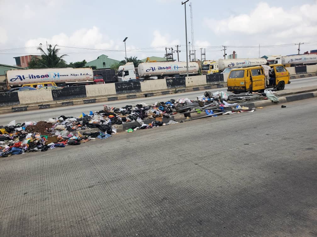 thecableng's tweet image. PHOTOS: Waste piles up on Lagos roads as collectors fail to show up

Major roads across several Lagos communities have been littered with waste following the Yuletide season.

TheCable had received reports that many private sector partnership (PSP) waste collectors engaged by the…
