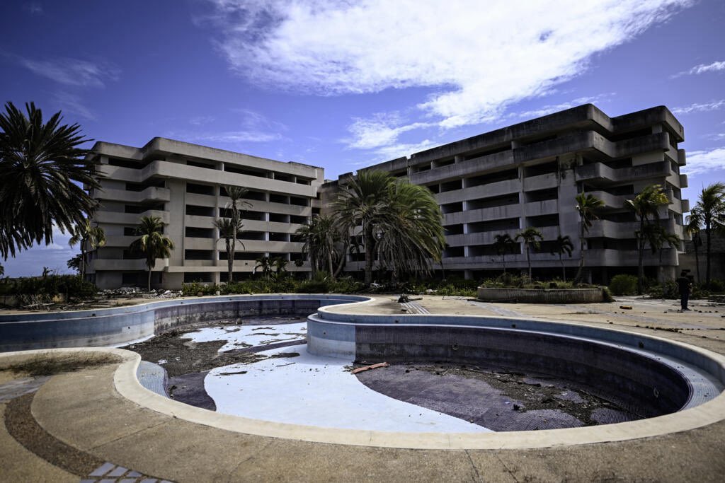 Gerardlaya's tweet image. Saben cuántas bombas han caído en estos lugares de Caracas y otras partes de Vzla? Pues 0 solo han sido 27 años de socialismo chavista: por señalarte una parte. Se robaron todo, destruyeron todo, expropiaron todo! Daños materiales, asesinatos y persecución! #MaduroNarcoDictador