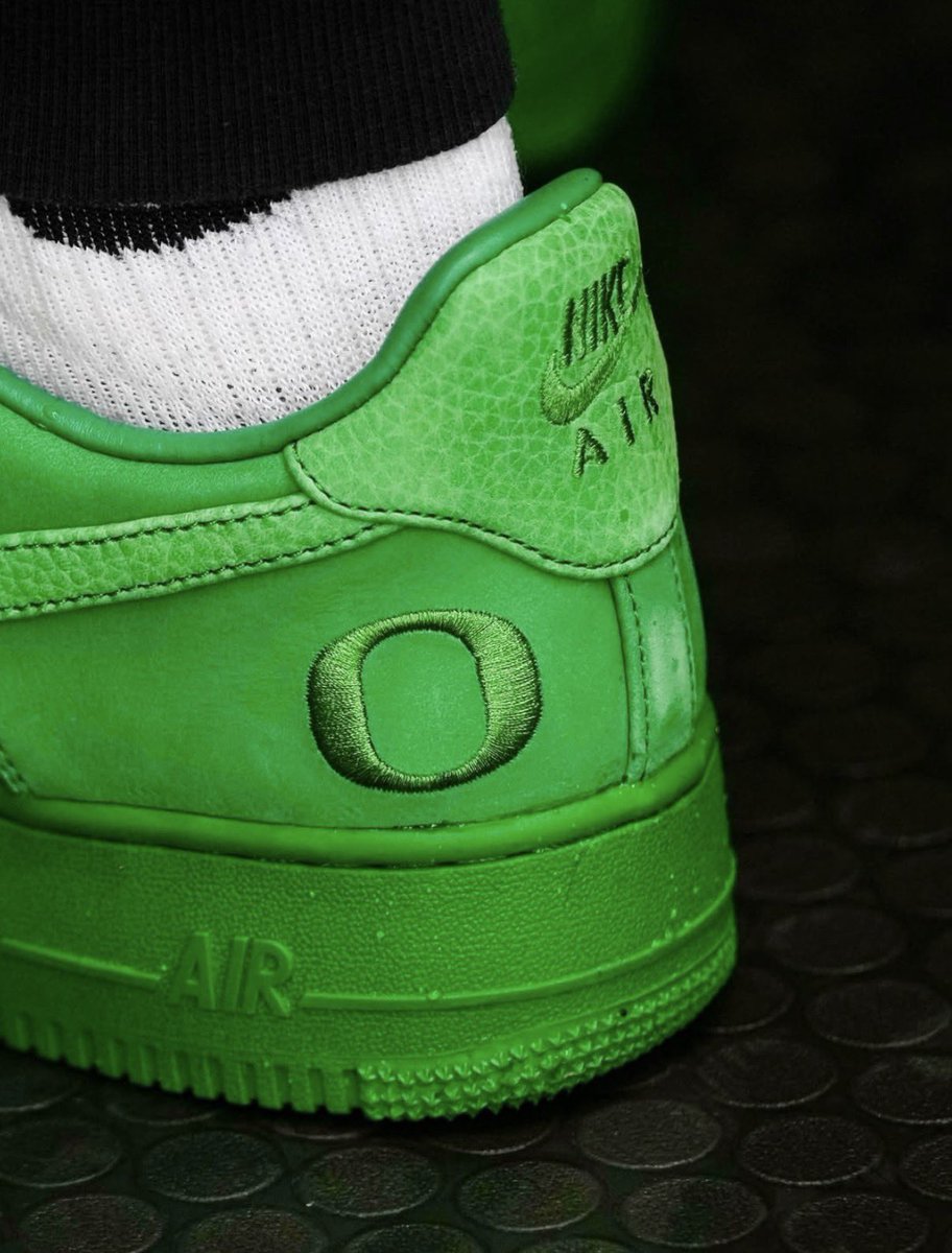 dadeasskickz's tweet photo. 🦆💚FIRST LOOK at the Oregon x Air Force 1 Low “Apple Green PE 👨🏽‍🍳👁️🦇 https://t.co/Fp5svwUBE1