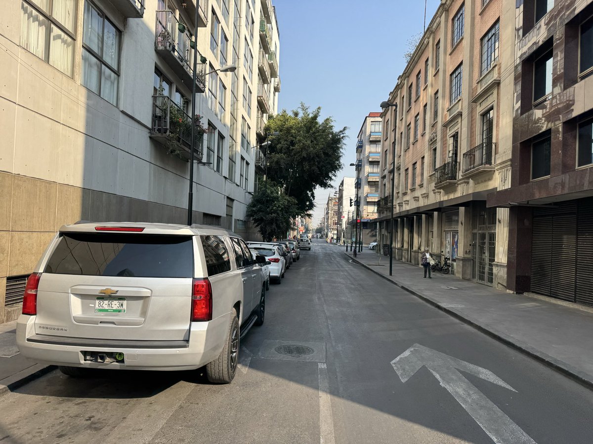 caquico's tweet image. Favor retirar matrículas a autos aparcados en zona prohibida Calle Artículo 123 entre Iturbide y Humboldt  @UCS_GCDMX @SSC_CDMX
