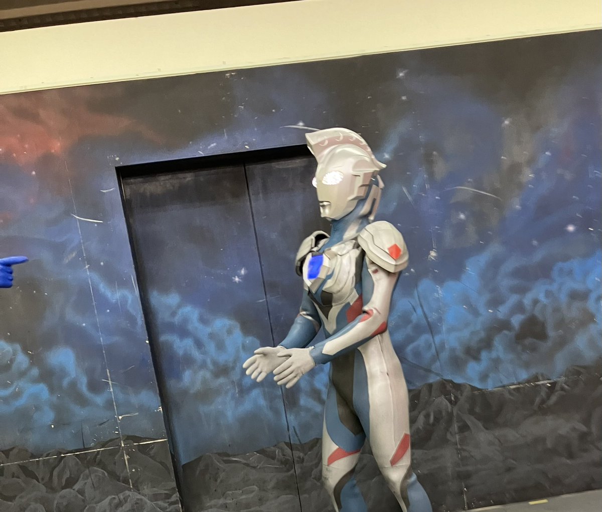 ゼットくん、客より熱心にゼロ師匠と握手するな……