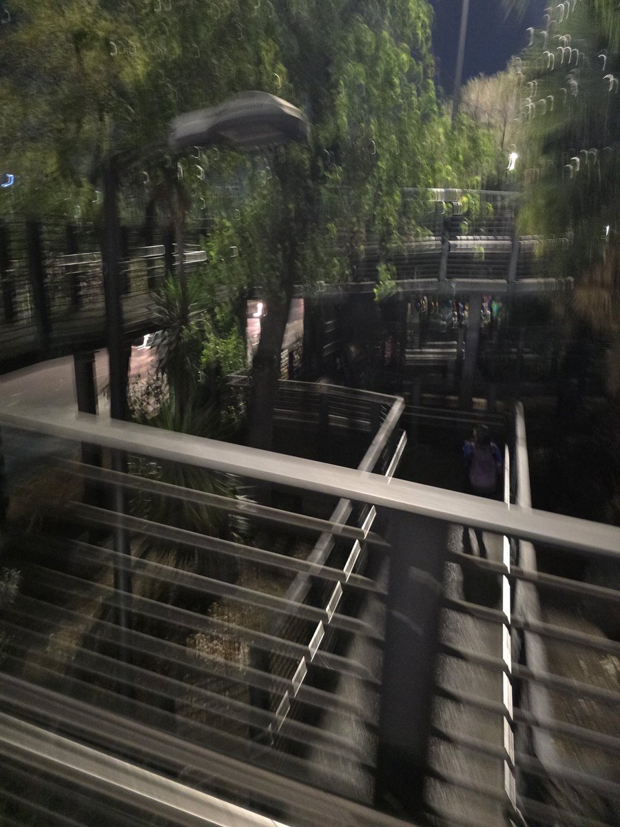 Aparte de largo, oscuro. <a href="/MetrobusCDMX/">Metrobús CDMX</a> no hay luz en esta salida larguísima de estación circuito en la línea 1.