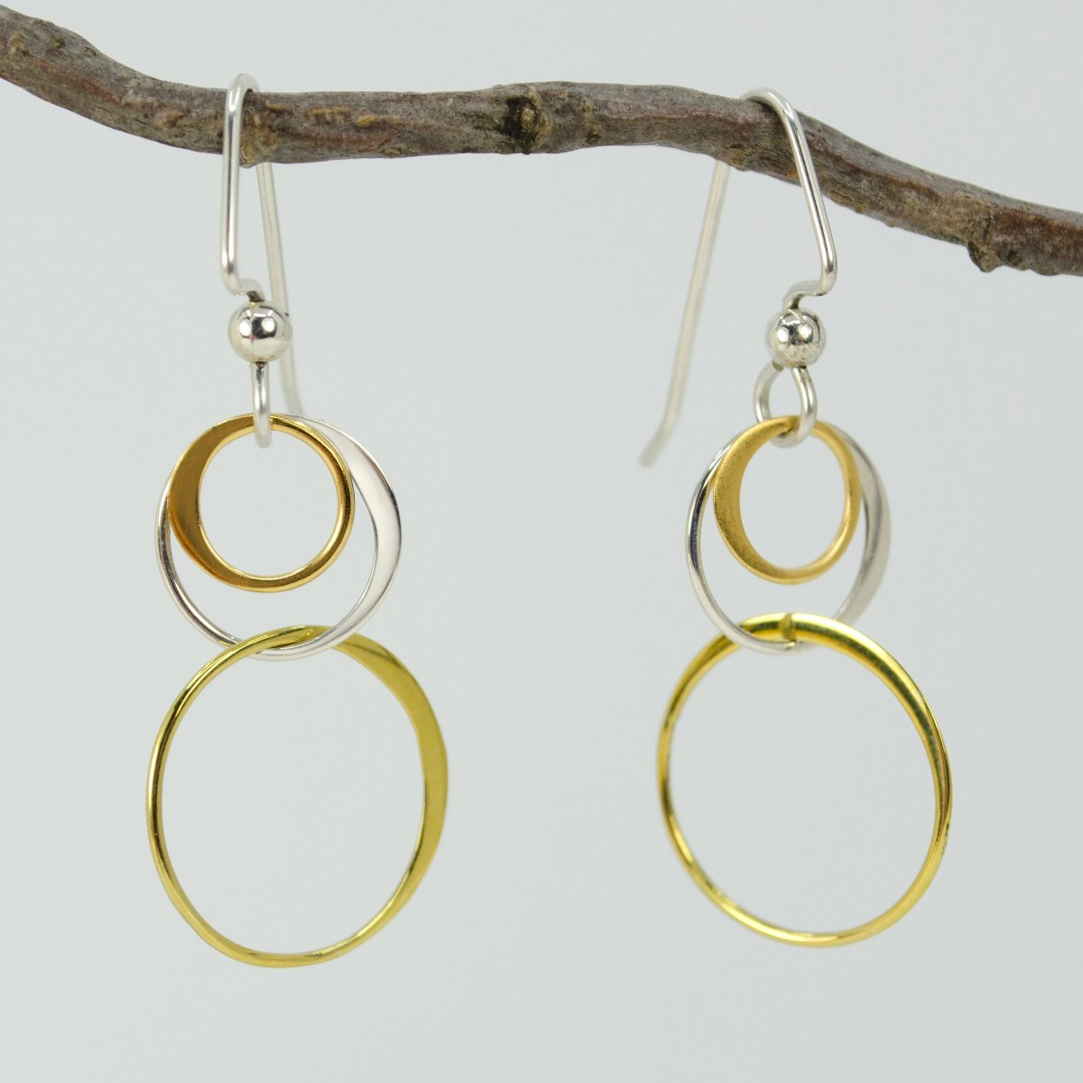 suebee01's tweet photo. Hanging Dangle Earrings 3 Circles Linked Gold 14k Filled, Ster by CreationsJewelsGifts 
 https://t.co/DHX248OHsV via @Etsy 
So lightweight you barely know they are there. Gently swinging earrings that are minimalist and carefree. https://t.co/seCg4NPEGQ