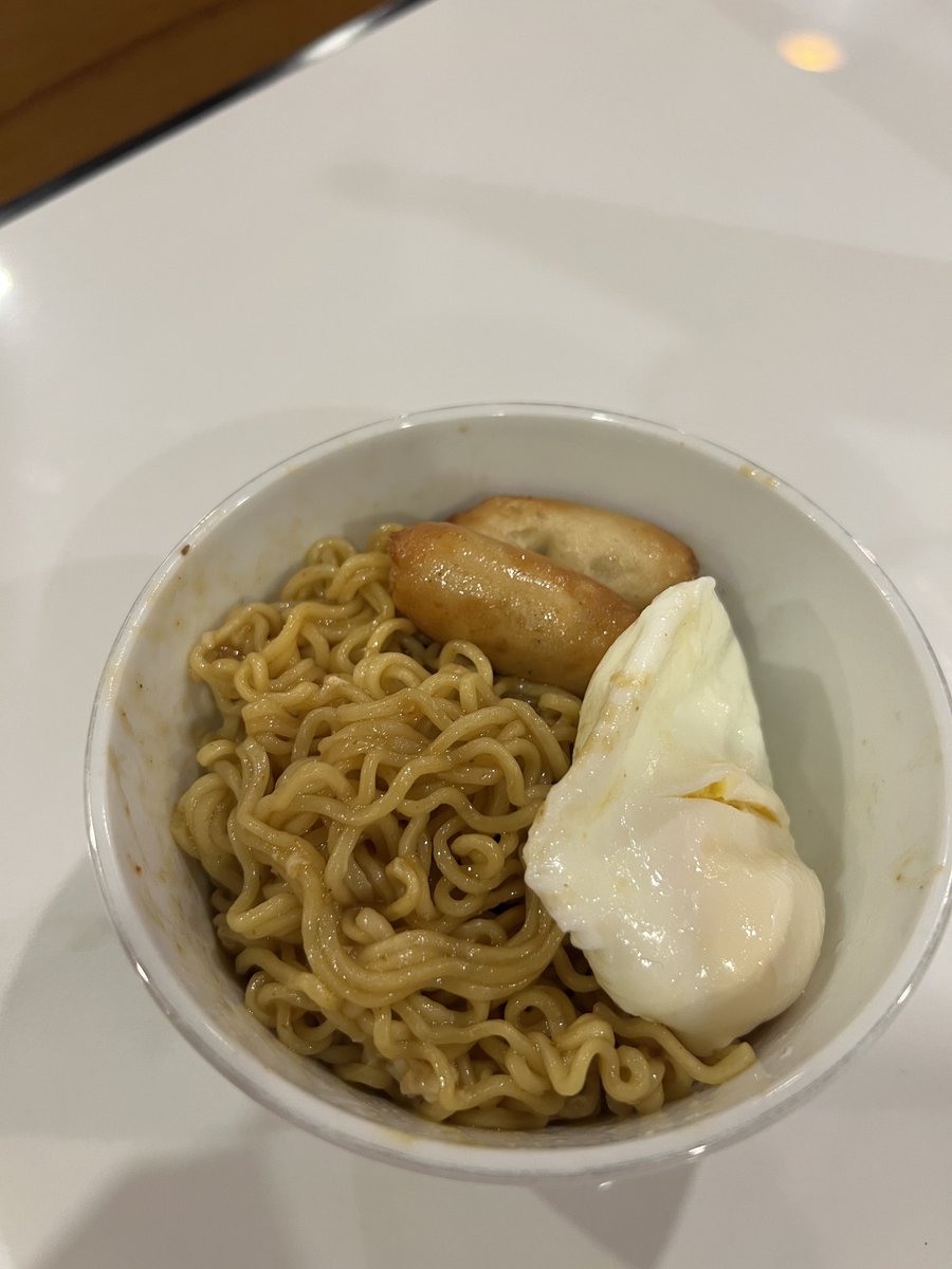 Kalau lagi breakfast di hotel &amp; ada indomie, susah nolak ya 😅.

Barusan indomie saya diantar sama mz mznya sambil bilang:

“izin indomienya ya pak” 

budaya izin izin ini sudah blusukan ke segala aspek? 😅